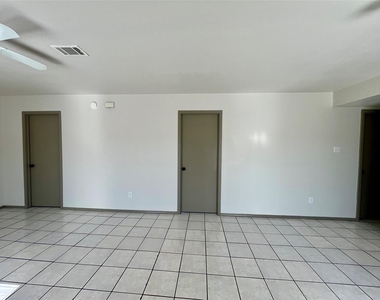 1042 W Village Court - Photo Thumbnail 8