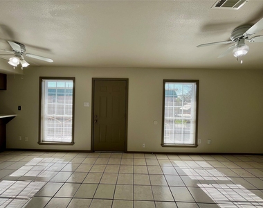 1042 W Village Court - Photo Thumbnail 7