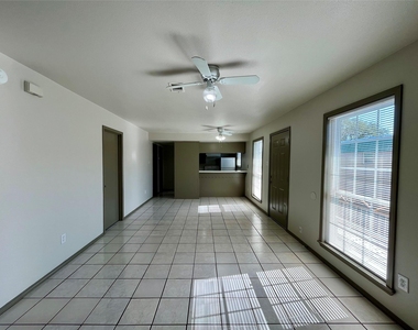 1042 W Village Court - Photo Thumbnail 9