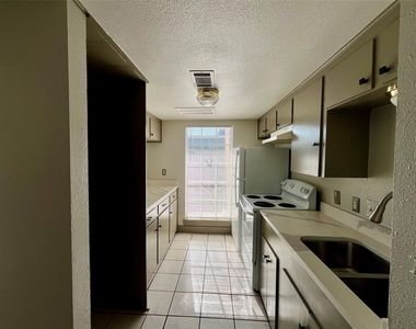 1042 W Village Court - Photo Thumbnail 9