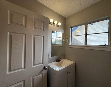 2501 Yoakum Boulevard - Photo Thumbnail 11