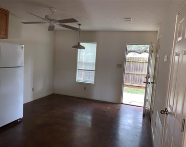 4504 College Main Street - Photo Thumbnail 18