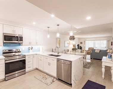 1055 W Peppertree Drive - Photo Thumbnail 7