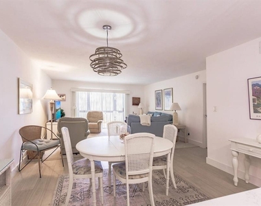 1055 W Peppertree Drive - Photo Thumbnail 12
