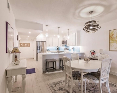 1055 W Peppertree Drive - Photo Thumbnail 6
