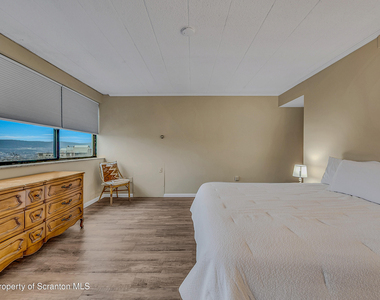 550 Clay Avenue - Photo Thumbnail 1