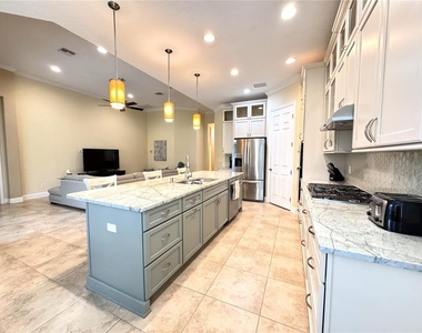 1240 W Diamond Shore Loop - Photo Thumbnail 4
