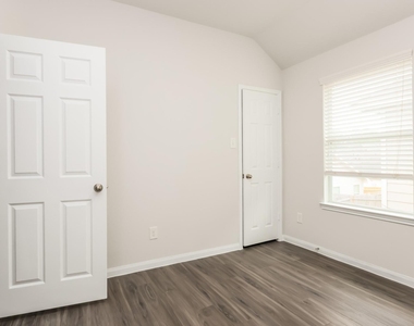 2447 Gibbs Bend Court - Photo Thumbnail 13