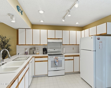 21 Brown Avenue - Photo Thumbnail 6