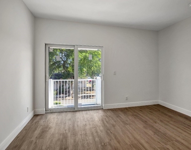 1104 S 20th Avenue - Photo Thumbnail 12