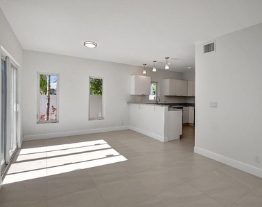 1104 S 20th Avenue - Photo Thumbnail 3
