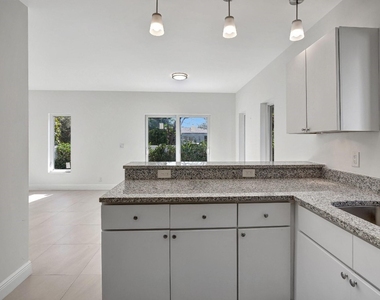 1104 S 20th Avenue - Photo Thumbnail 7
