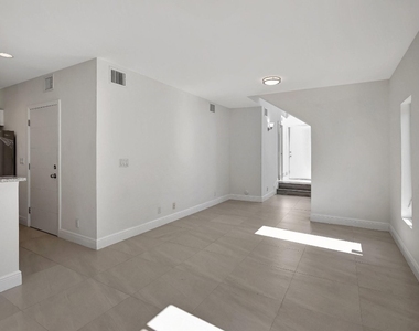 1104 S 20th Avenue - Photo Thumbnail 4