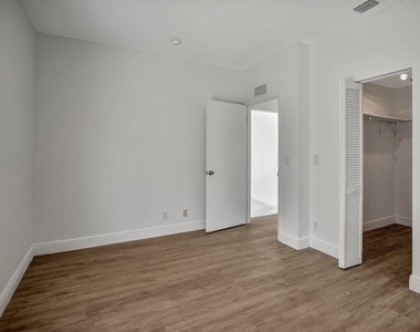 1104 S 20th Avenue - Photo Thumbnail 10