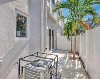 1104 S 20th Avenue - Photo Thumbnail 21