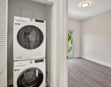 1104 S 20th Avenue - Photo Thumbnail 18