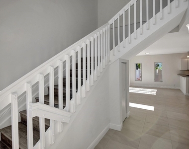 1104 S 20th Avenue - Photo Thumbnail 8