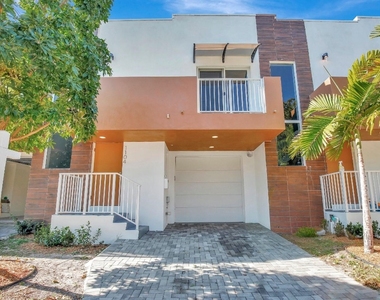 1104 S 20th Avenue - Photo Thumbnail 1