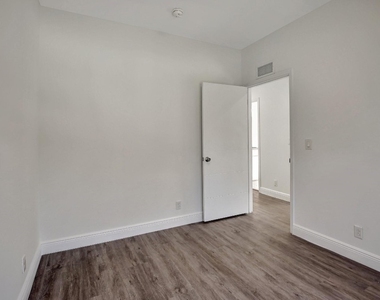 1104 S 20th Avenue - Photo Thumbnail 17