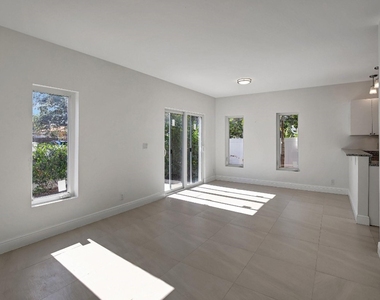 1104 S 20th Avenue - Photo Thumbnail 2