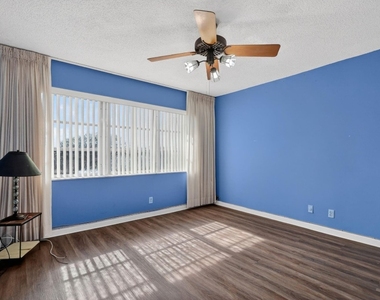 9410 N Hollybrook Lake Drive - Photo Thumbnail 3