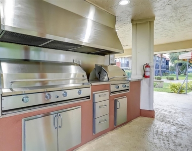 9410 N Hollybrook Lake Drive - Photo Thumbnail 10