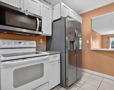 9410 N Hollybrook Lake Drive - Photo Thumbnail 9