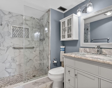 9410 N Hollybrook Lake Drive - Photo Thumbnail 4