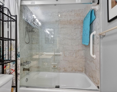 9410 N Hollybrook Lake Drive - Photo Thumbnail 6