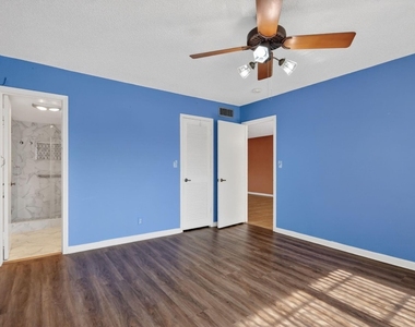 9410 N Hollybrook Lake Drive - Photo Thumbnail 5