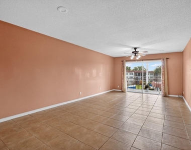 9410 N Hollybrook Lake Drive - Photo Thumbnail 2