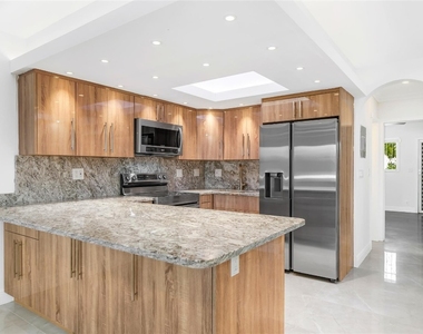 2170 Ne 51st Court - Photo Thumbnail 7