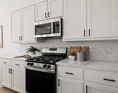 172 W 17th Street - Photo Thumbnail 11