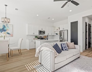 172 W 17th Street - Photo Thumbnail 5