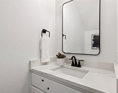172 W 17th Street - Photo Thumbnail 15