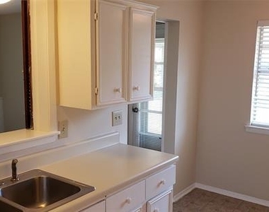 511 Cambridge Drive - Photo Thumbnail 5