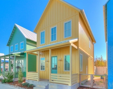 1056 Hangar Drive - Photo Thumbnail 4