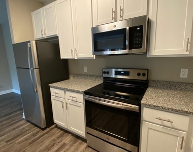 90 Riverside Drive - Photo Thumbnail 12