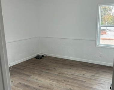 1724 S Crescent Heights - Photo Thumbnail 3