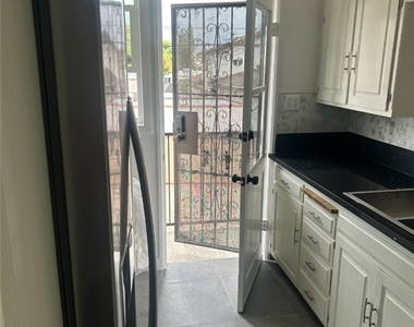 1724 S Crescent Heights - Photo Thumbnail 4