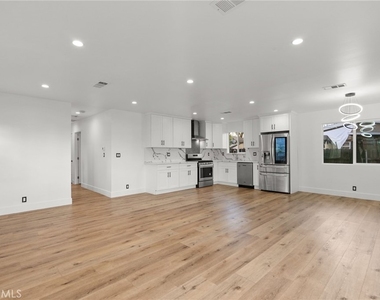 12869 Norris Avenue - Photo Thumbnail 10