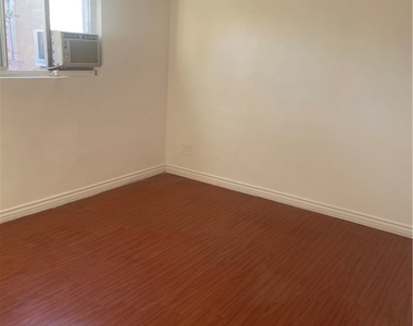 15900 Vanowen - Photo Thumbnail 3