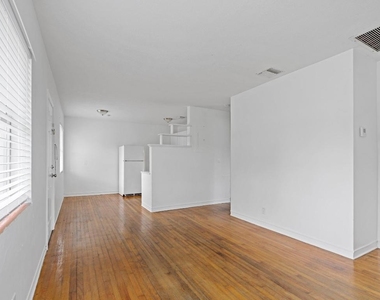 5208 Spruce Avenue - Photo Thumbnail 6