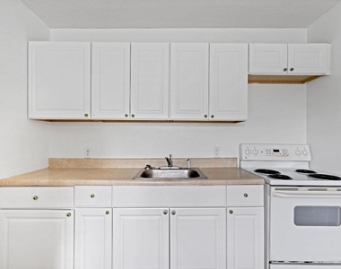 5208 Spruce Avenue - Photo Thumbnail 8