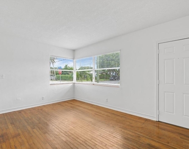 5208 Spruce Avenue - Photo Thumbnail 4