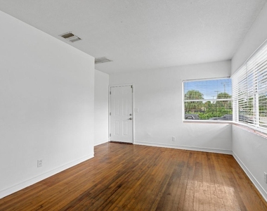 5208 Spruce Avenue - Photo Thumbnail 3