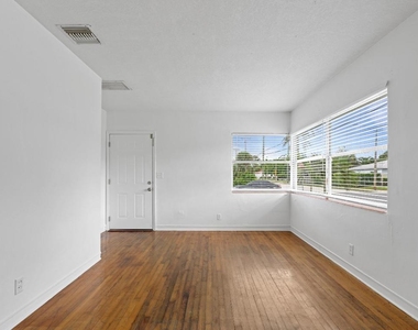 5208 Spruce Avenue - Photo Thumbnail 2