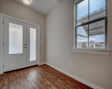 240 Rose Dr - Photo Thumbnail 8
