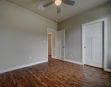 240 Rose Dr - Photo Thumbnail 23