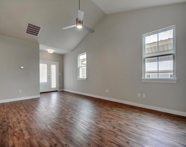 240 Rose Dr - Photo Thumbnail 6